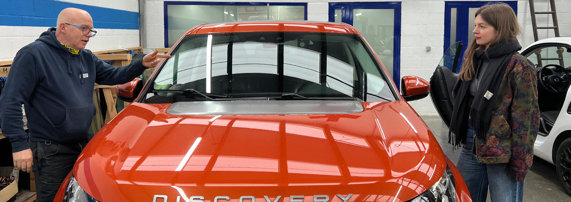 Le responsable du garage avec une cliente